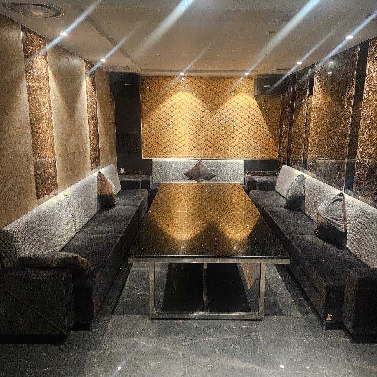 송파 가라오케 VIP 룸 골드 인테리어 - 프리미엄 룸